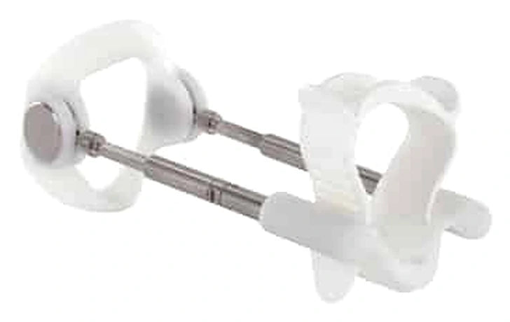 Jes-Extender: a white basal ring with steel bars and a dual function front piece